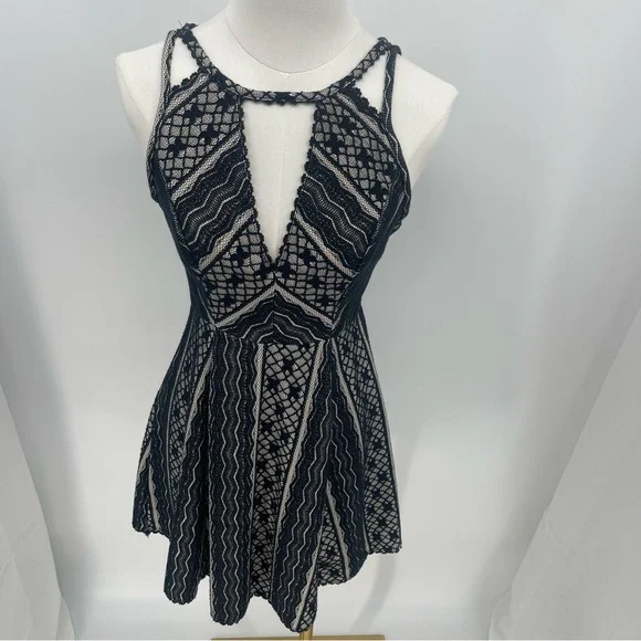 Free People Black Lace Mini Dress Twee Indie Boho Y2K Size 2 - Picture 13 of 13